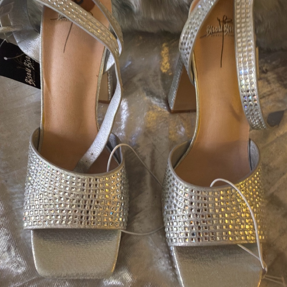 NWT Bisou Bisou Silver heels size 8